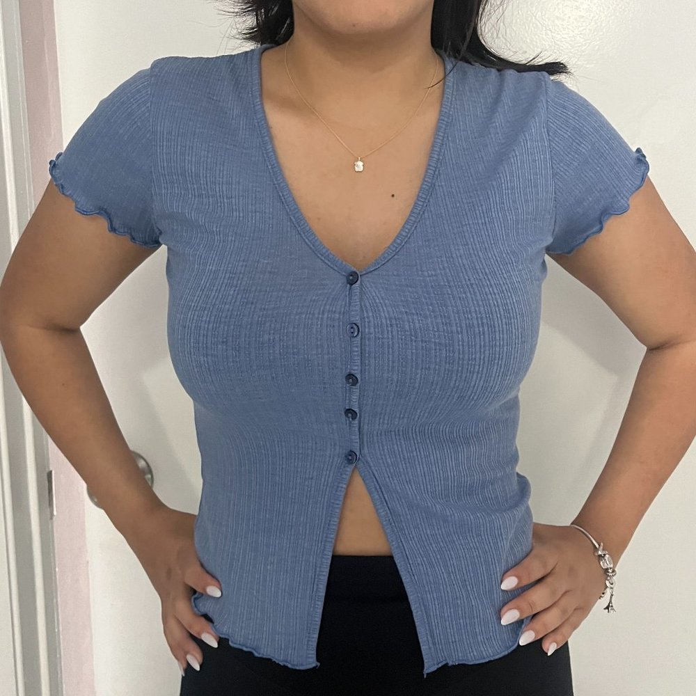 SKY and SPARROW Light Blue Short Sleeve V-Neck Split-Hem Top